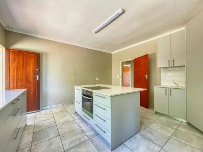 Garnek na włączonej płycie indukcyjnej