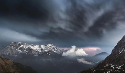 Lęk przed burzą: Jak pomóc psu przetrwać nawałnicę?